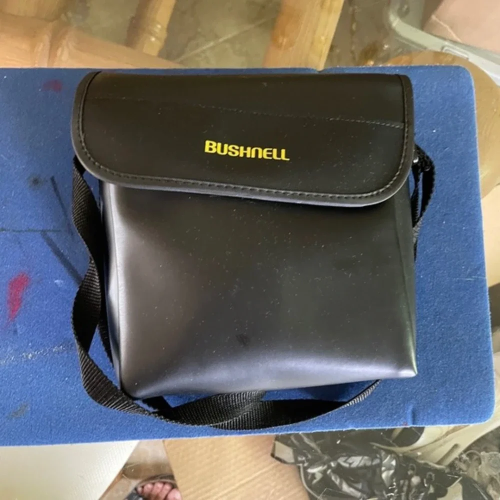Bushnell Wide Angle Binoculars 13-1050 70 Field With Case‎